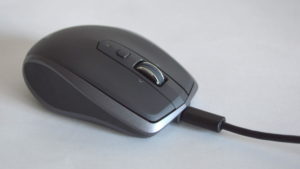 MX Anywhere 2S Wireless Mobile Mouse MX1600sGR充電中(micro-b)