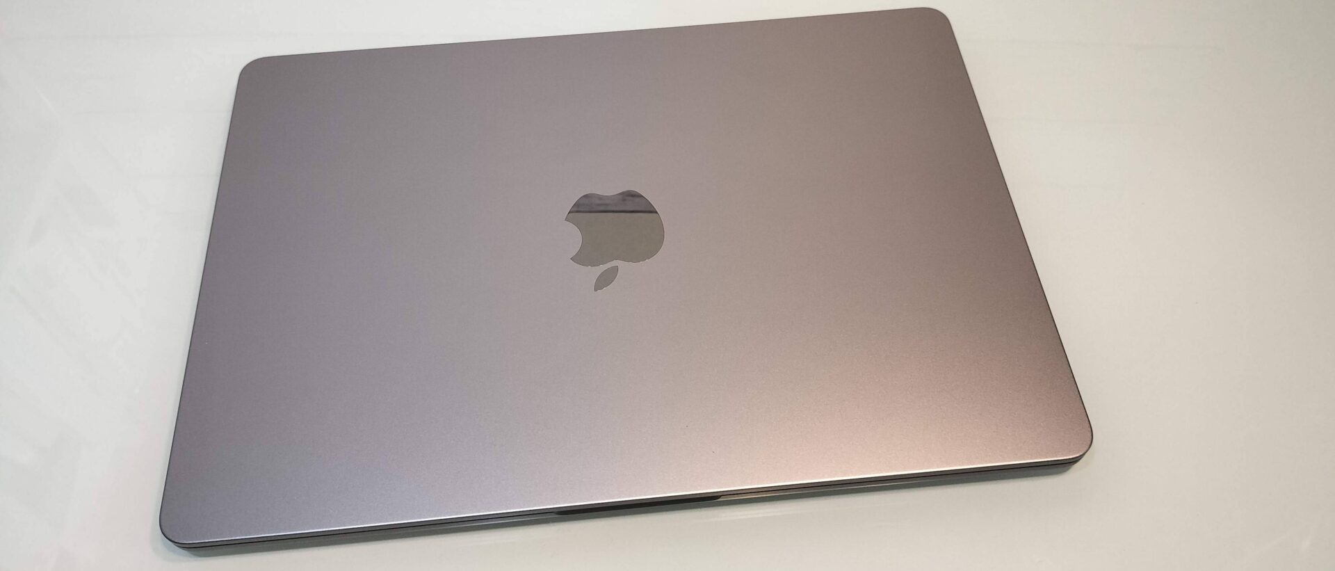 MacBook Air M2 (2022)の上面デザイン