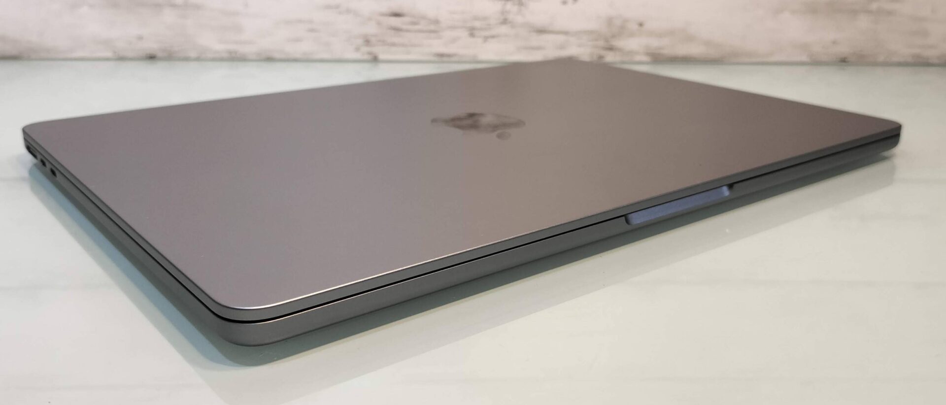 MacBook Air M2 (2022)のサイドデザイン