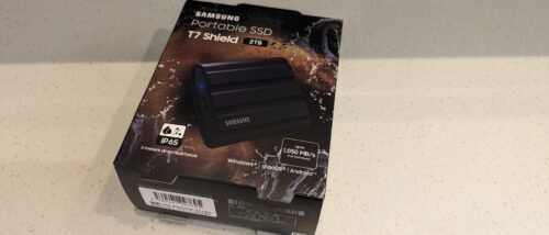 Samsung T7 Shield 2TBのパッケージ